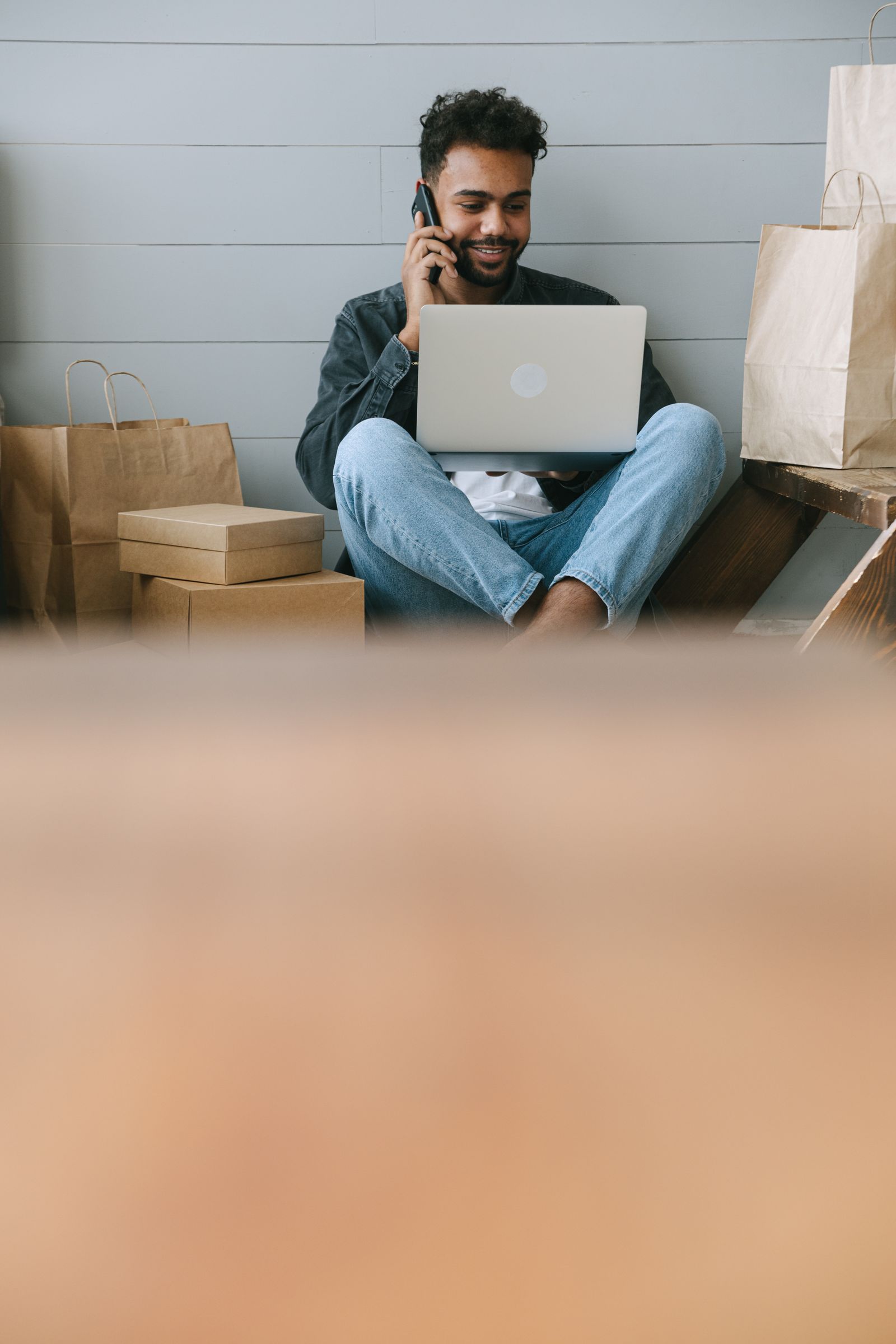 Laptop üzerinden online mağaza siparişlerini kontrol eden işletme sahibi