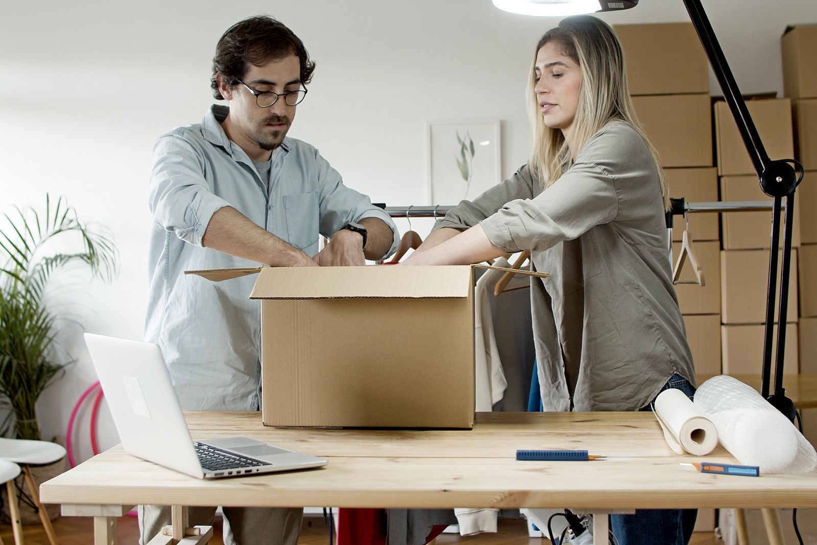 E-ticaret siparişlerini hazırlayan küçük işletme çalışanları