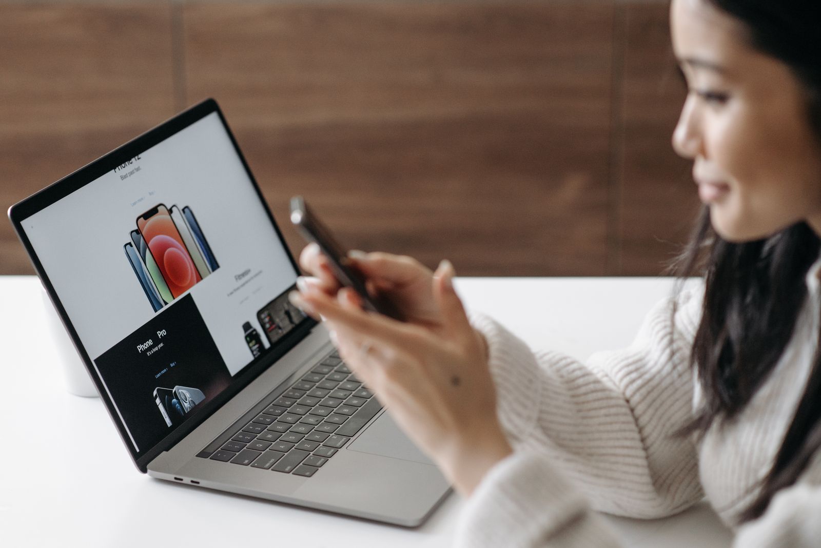 Laptop ve telefon üzerinden online mağaza kontrolü