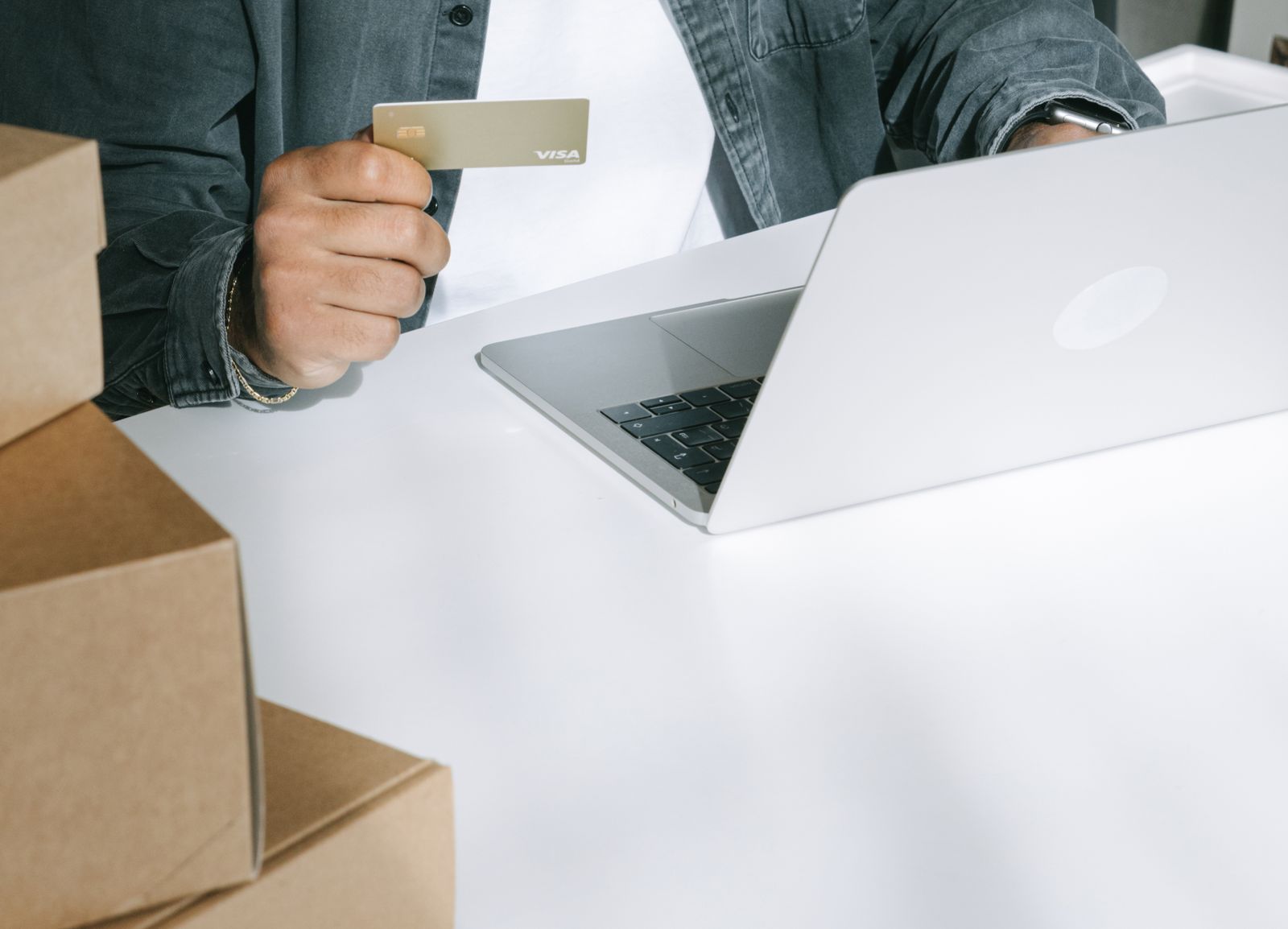 Bilgisayardan online alışveriş ve ödeme yapan kullanıcı