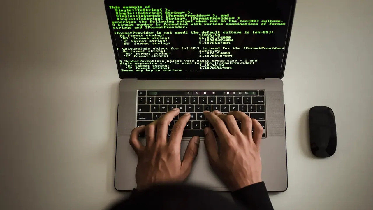 E-ticaret SEO yönlendirme teknik kontrolü için bilgisayarda çalışan geliştirici