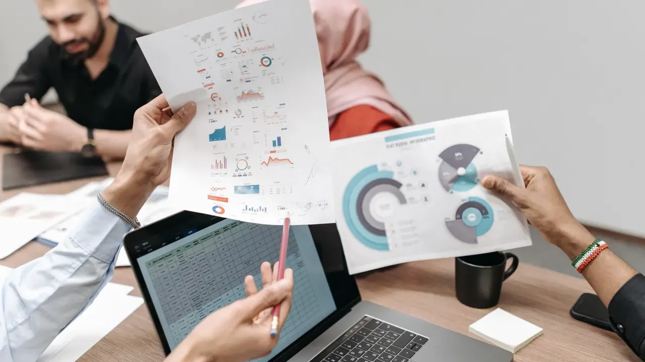 E-ticaret altyapısı seçimi için raporları inceleyen iş ekibi