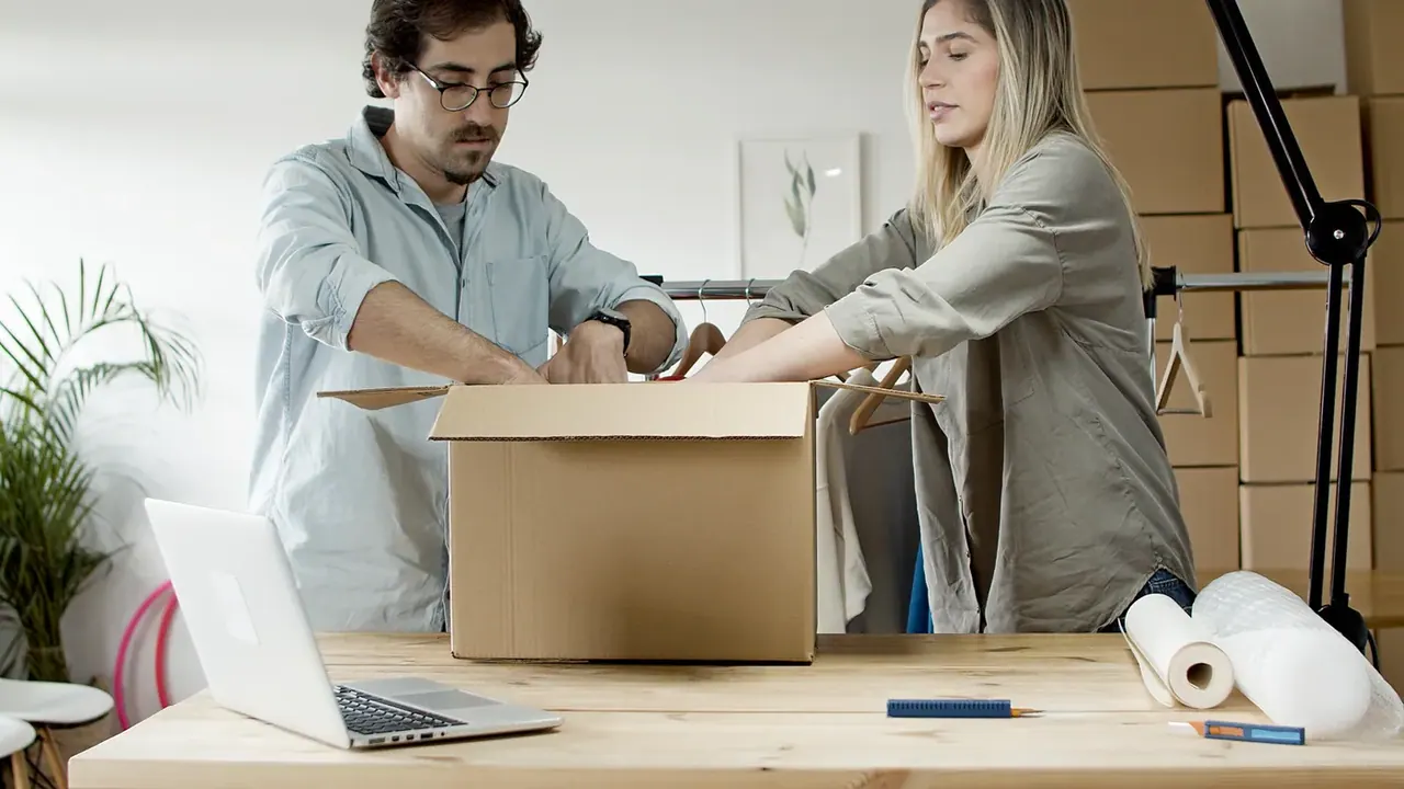 ikas e-ticaret sitesinden taşınırken koli hazırlayan küçük işletme ekibi