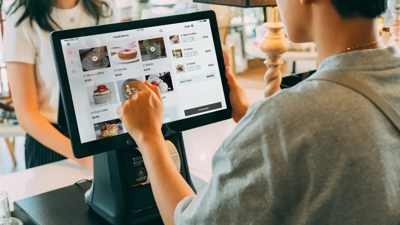 Restoranda QR menü POS ekranı ve adisyonla sipariş alma işlemi