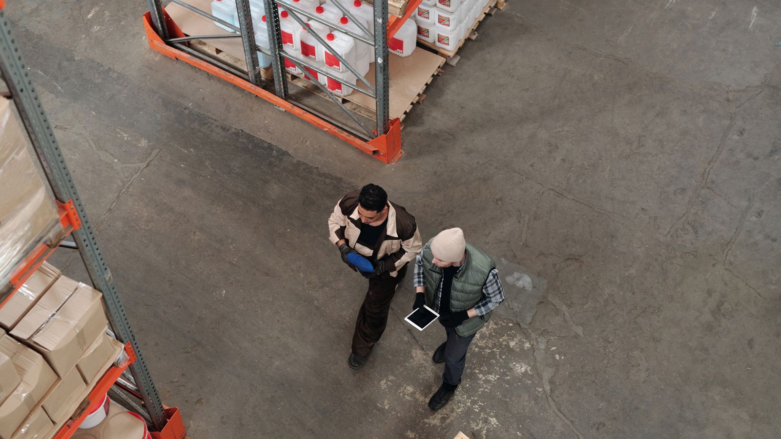 Depoda tablet üzerinden stok ve sipariş kontrolü yapan çalışanlar