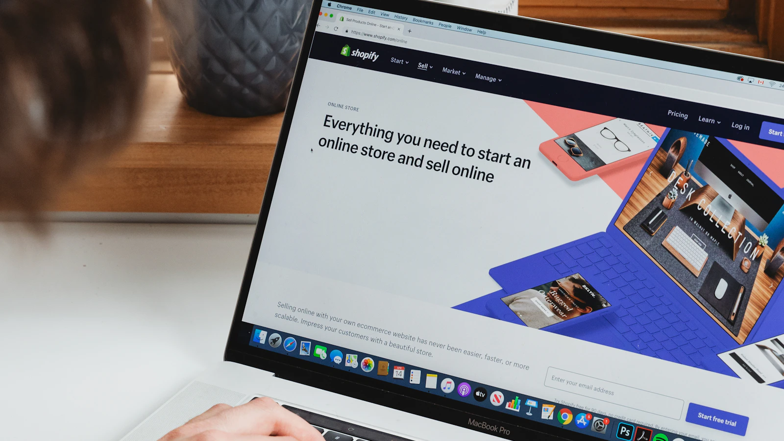 E-ticaret paketlerini ve iade sürecini depoda yöneten çalışan