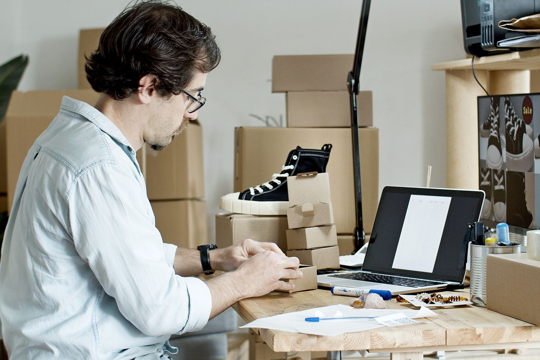 Butik e-ticaret sitesi için dizüstü bilgisayar ve kargo paketleri