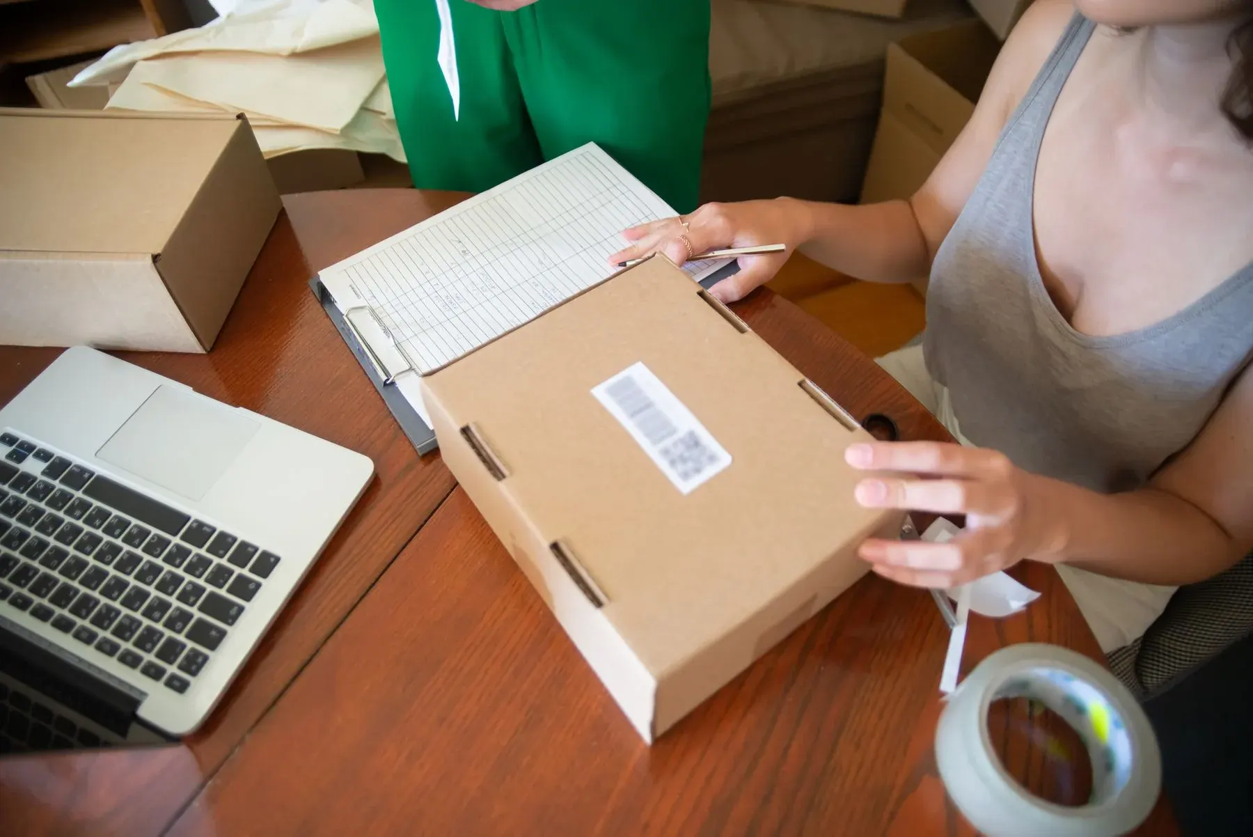 E-ticaret siparişlerini hazırlayan işletme çalışanı