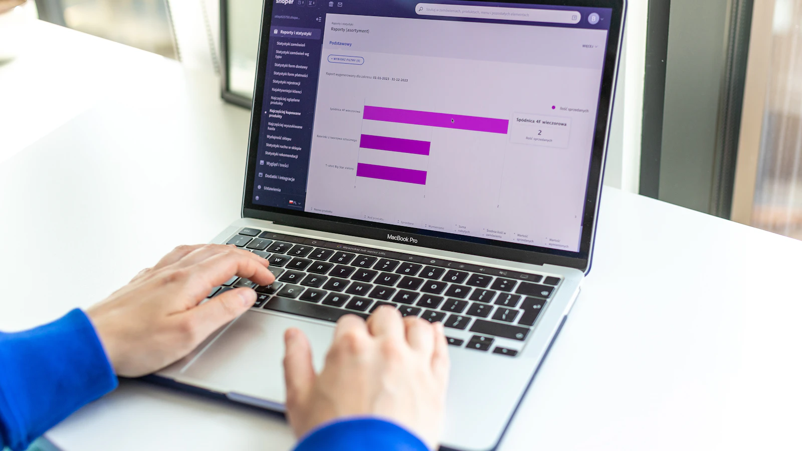 E-ticaret yönetim panelini kullanan işletme çalışanı