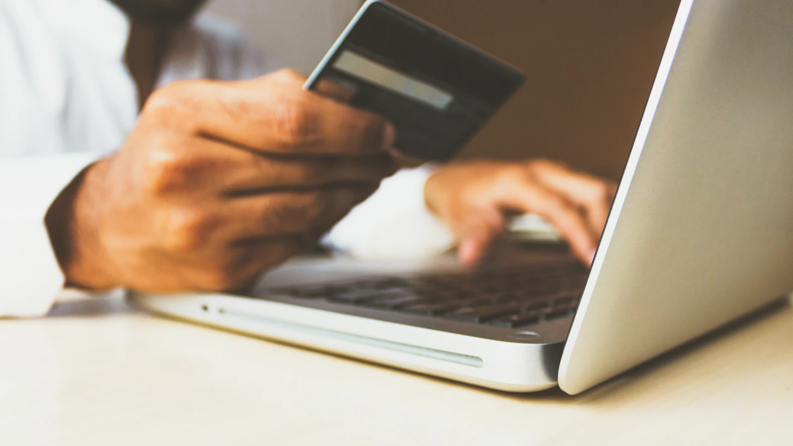 E-ticaret ödeme altyapılarını bilgisayar ekranında karşılaştıran işletme çalışanı