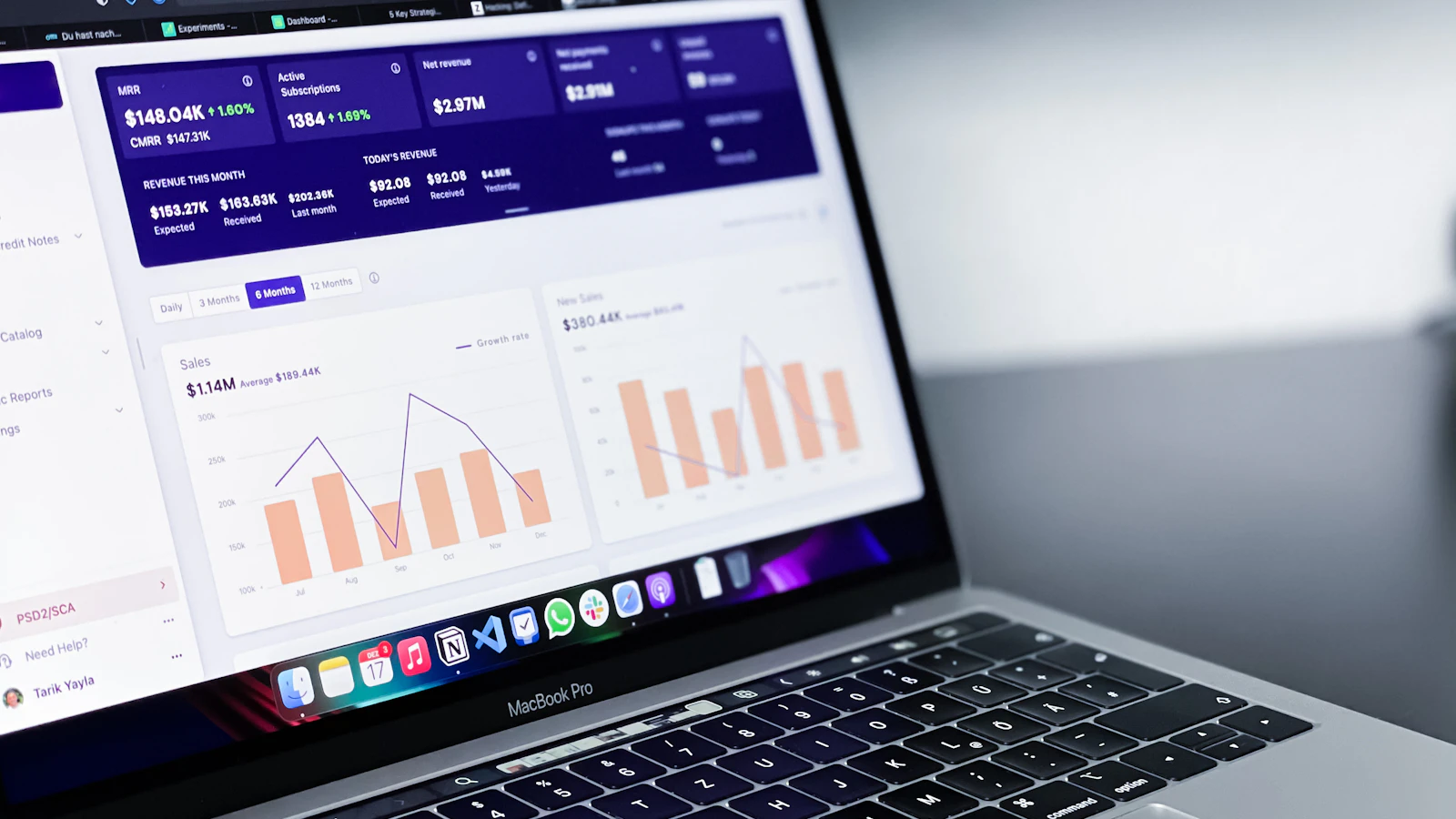 E-ticaret ürün verilerini ve sorun raporlarını inceleyen bilgisayar ekranı