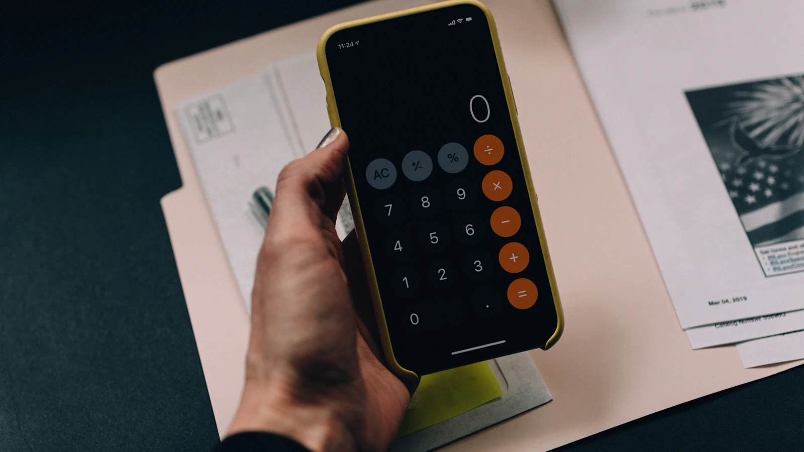 Muhasebe ve e-ticaret satış verilerini karşılaştıran finans ekibi