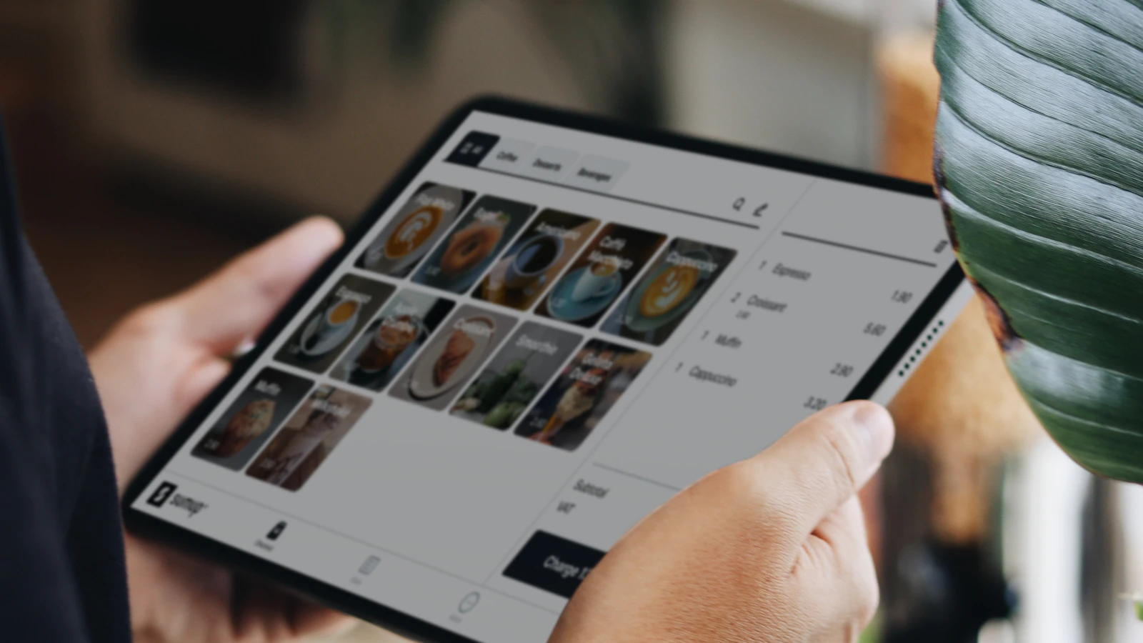 Restoranda tablet üzerinden sipariş ve adisyon yöneten çalışan