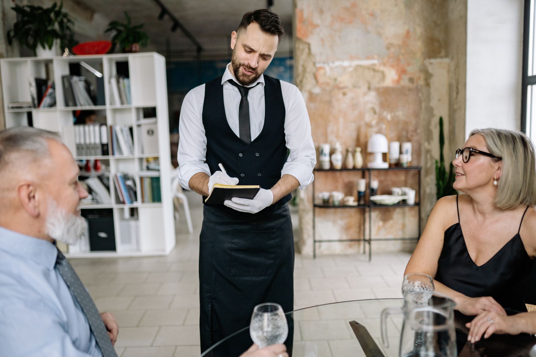 Kafe çalışanının dijital sipariş programıyla sipariş alması