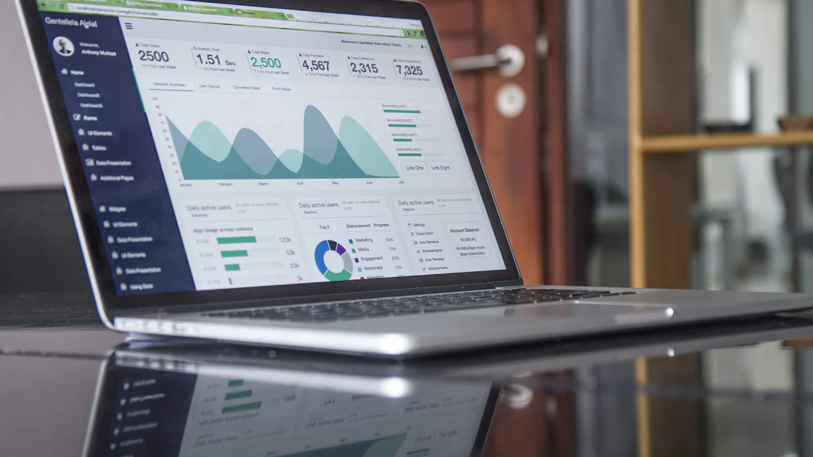 Search Console indeksleme ve Soft 404 hata raporunu bilgisayarda inceleyen kullanıcı
