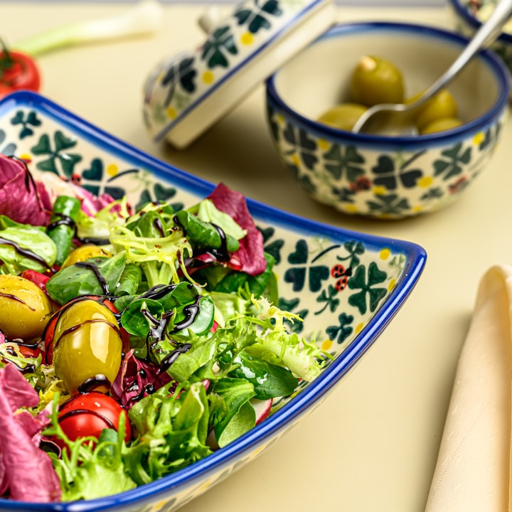 Zeytin ve peynirli Akdeniz salatası