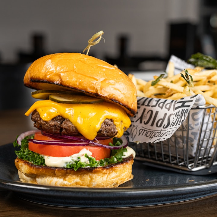 Patates kızartmasıyla servis edilen dana burger