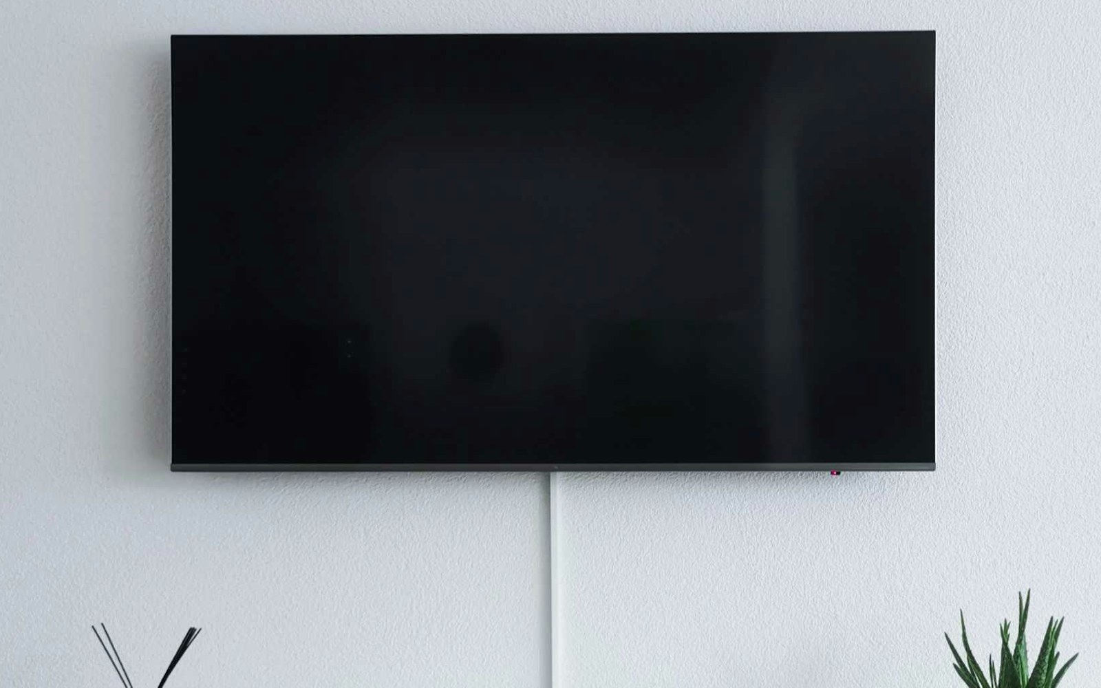 Duvara monte edilmiş gerçek düz ekran televizyon